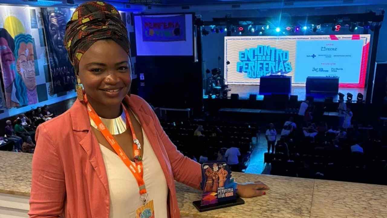 Presidente da ONG Mulheres da Parada, Letícia da Hora, com o prêmio conquistado pelo Ministério das Cidades. Foto: Divulgação.