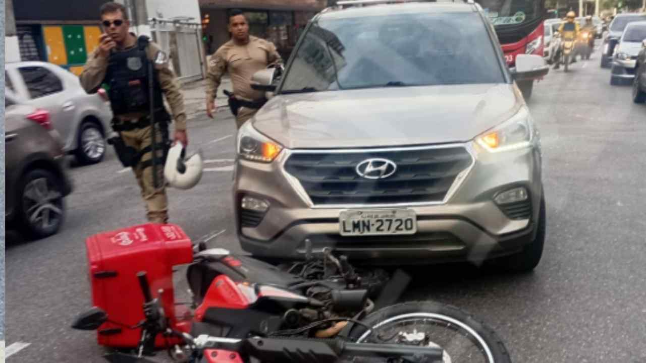 Motociclista sofreu acidente após carro causar em Icaraí. Foto: Reprodução/WhatsApp.