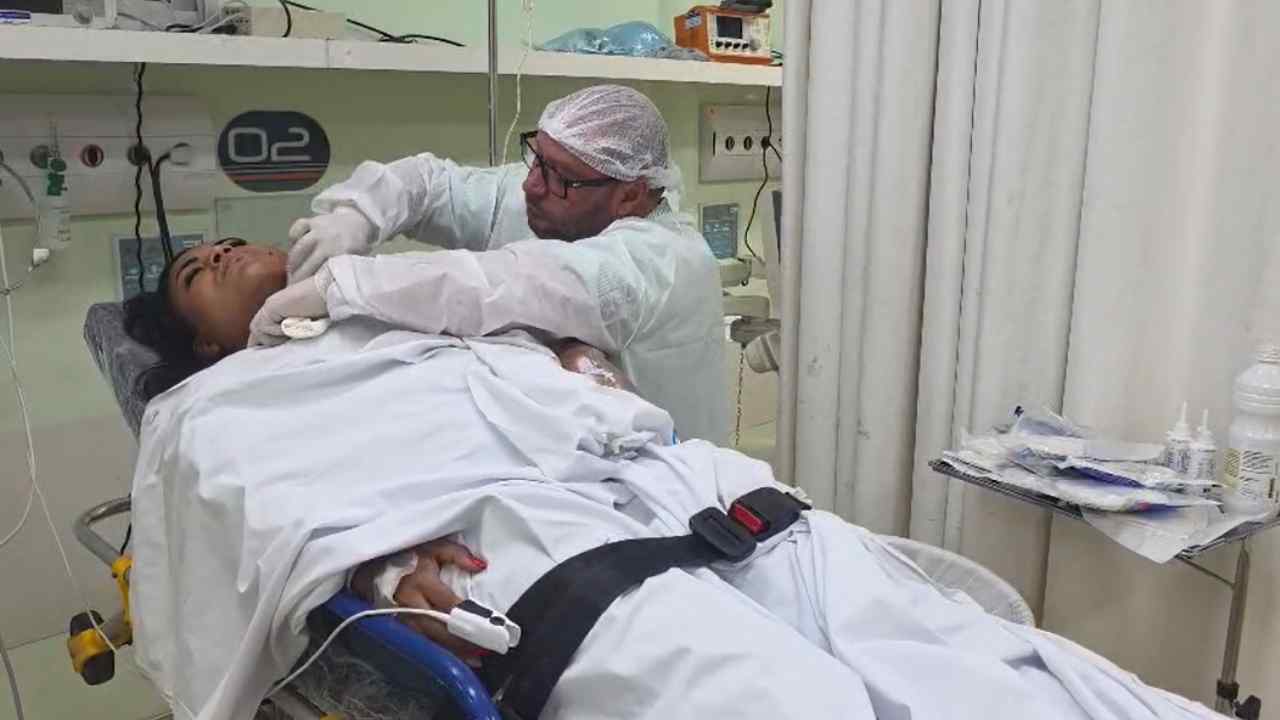 Thayná recebe atendimento no Hospital Estadual Azevedo Lima. Foto: Reprodução/WhatsApp.