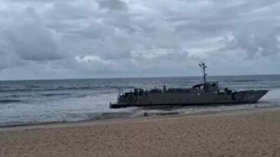 Navio está na Praia da Macumba desde a tarde de ontem, segunda (09). Foto: Reprodução.