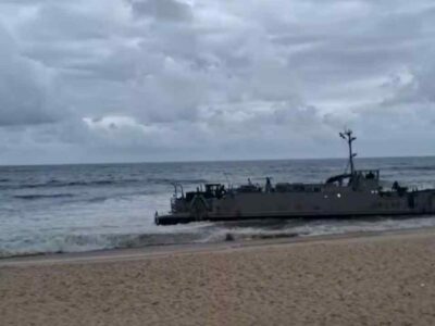 Navio está na Praia da Macumba desde a tarde de ontem, segunda (09). Foto: Reprodução.