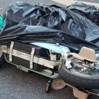 Ônibus atropelou mulher que andava de moto na Tijuca. Foto: Reprodução/WhatsApp.