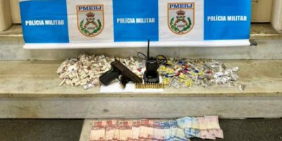PM apreende drogas e arma durante operação no Morro do Estado. Foto: Divulgação.