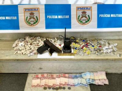PM apreende drogas e arma durante operação no Morro do Estado. Foto: Divulgação.