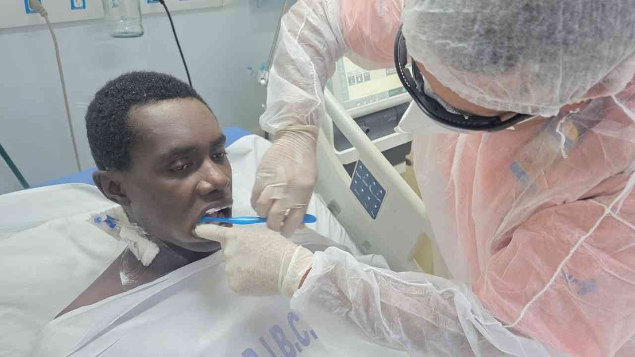 Paciente recebe tratamento dentário em hospital. Foto: Dviulgação.