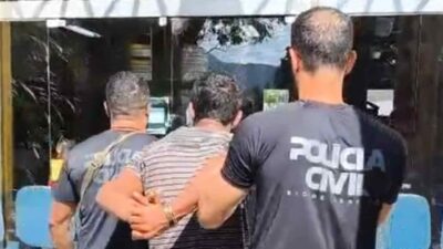Polícia Civil leva o suspeito de tentar feminício para a delegacia de Piabetá. Foro: Divulgação/Polícia Civil.