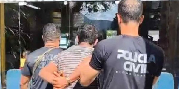 Polícia Civil leva o suspeito de tentar feminício para a delegacia de Piabetá. Foro: Divulgação/Polícia Civil.