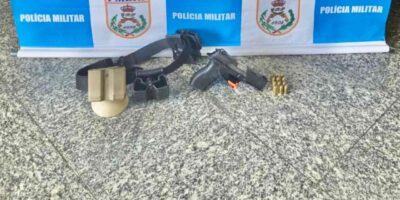 A Polícia Militar prendeu o suspeito com uma pistola e munições. Foto: Divulgação/Polícia Militar.