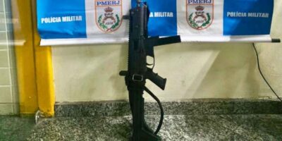 Polícia apreende carabina em comunidade no Fonseca. Foto: Divulgação/PM.