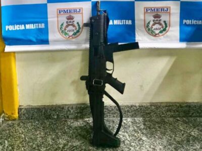 Polícia apreende carabina em comunidade no Fonseca. Foto: Divulgação/PM.
