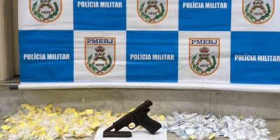 Polícia apreendeu pistola e drogas com suspeito na comunidade da 94. Foto: Divulgação/PM.