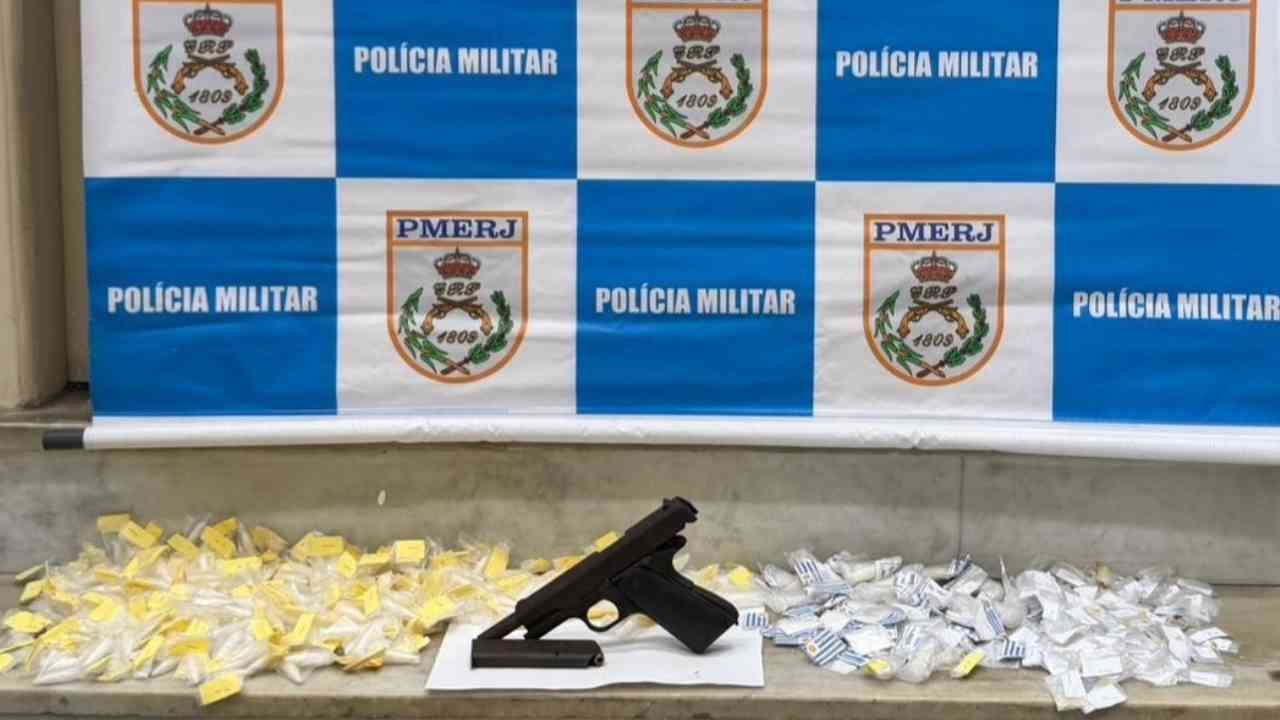 Polícia apreendeu pistola e drogas com suspeito na comunidade da 94. Foto: Divulgação/PM.