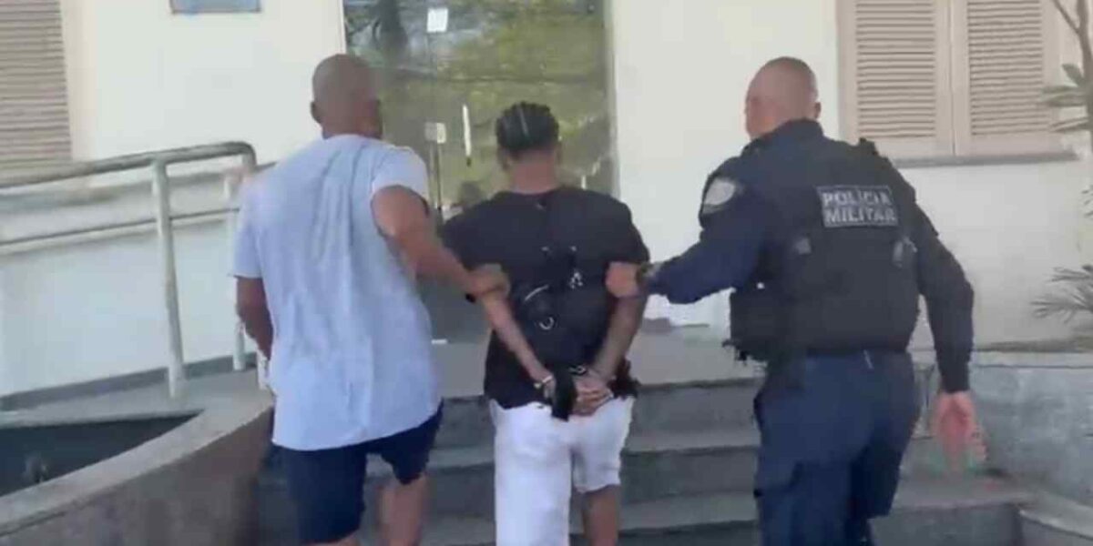 Traficante TH é levado à delegacia de Jurujuba. Foto: Divulgação/Polícia Civil.