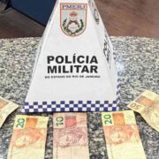 Polícia prendeu suspeito em flagrante com R$ 150. Foto: Divulgação/PM.