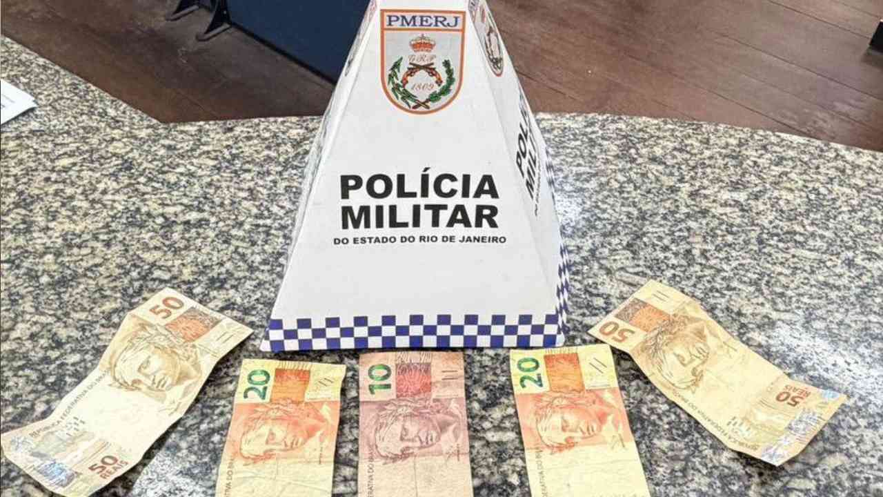 Polícia prendeu suspeito em flagrante com R$ 150. Foto: Divulgação/PM.