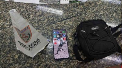Polícia prendeu o ladrão com celular e uma mochila. Foto: Divulgação/ PM.