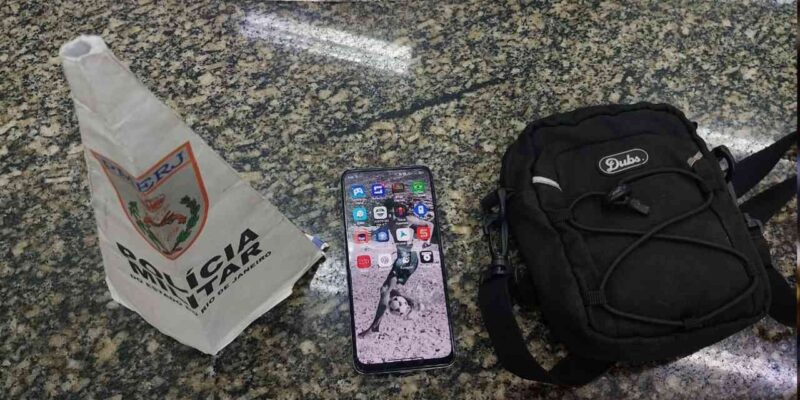Polícia prendeu o ladrão com celular e uma mochila. Foto: Divulgação/ PM.