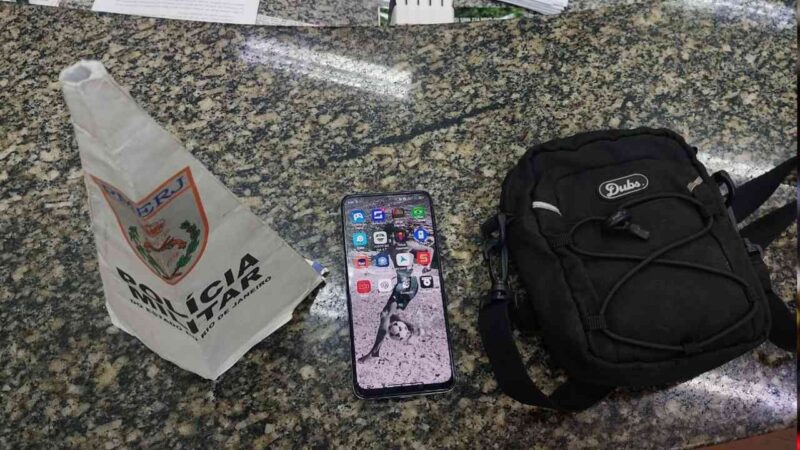 Polícia prendeu o ladrão com celular e uma mochila. Foto: Divulgação/ PM.