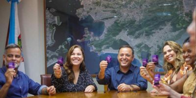 Prefeito Rodrigo Neves ao lado da vice-prefeita Isabel Swan (direita) e da primeira-dama Fernanda Sixel no lançamento do cartão Vai Mulher. Foto: Evelen Gouvêa.