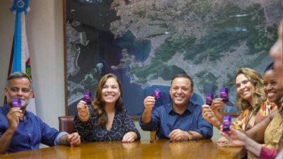 Prefeito Rodrigo Neves ao lado da vice-prefeita Isabel Swan (direita) e da primeira-dama Fernanda Sixel no lançamento do cartão Vai Mulher. Foto: Evelen Gouvêa.