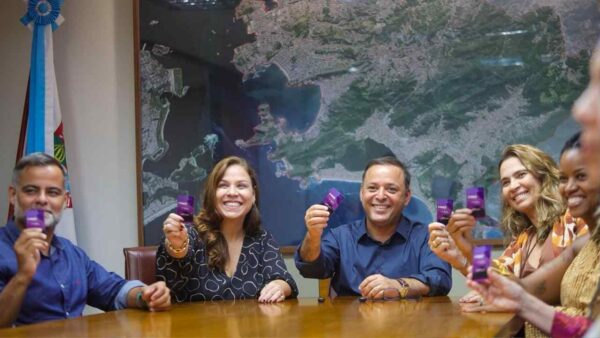Prefeito Rodrigo Neves ao lado da vice-prefeita Isabel Swan (direita) e da primeira-dama Fernanda Sixel no lançamento do cartão Vai Mulher. Foto: Evelen Gouvêa.