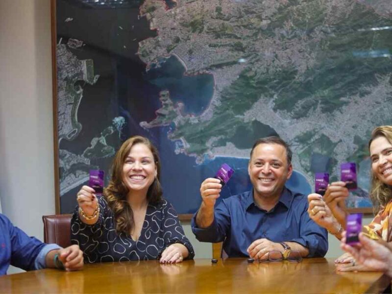 Prefeito Rodrigo Neves ao lado da vice-prefeita Isabel Swan (direita) e da primeira-dama Fernanda Sixel no lançamento do cartão Vai Mulher. Foto: Evelen Gouvêa.