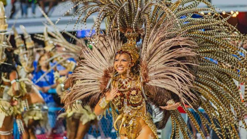 Rainha de bateria Rayane Dumont renovou com a União de Maricá para o carnaval 2027. Foto: Renata Xavier.