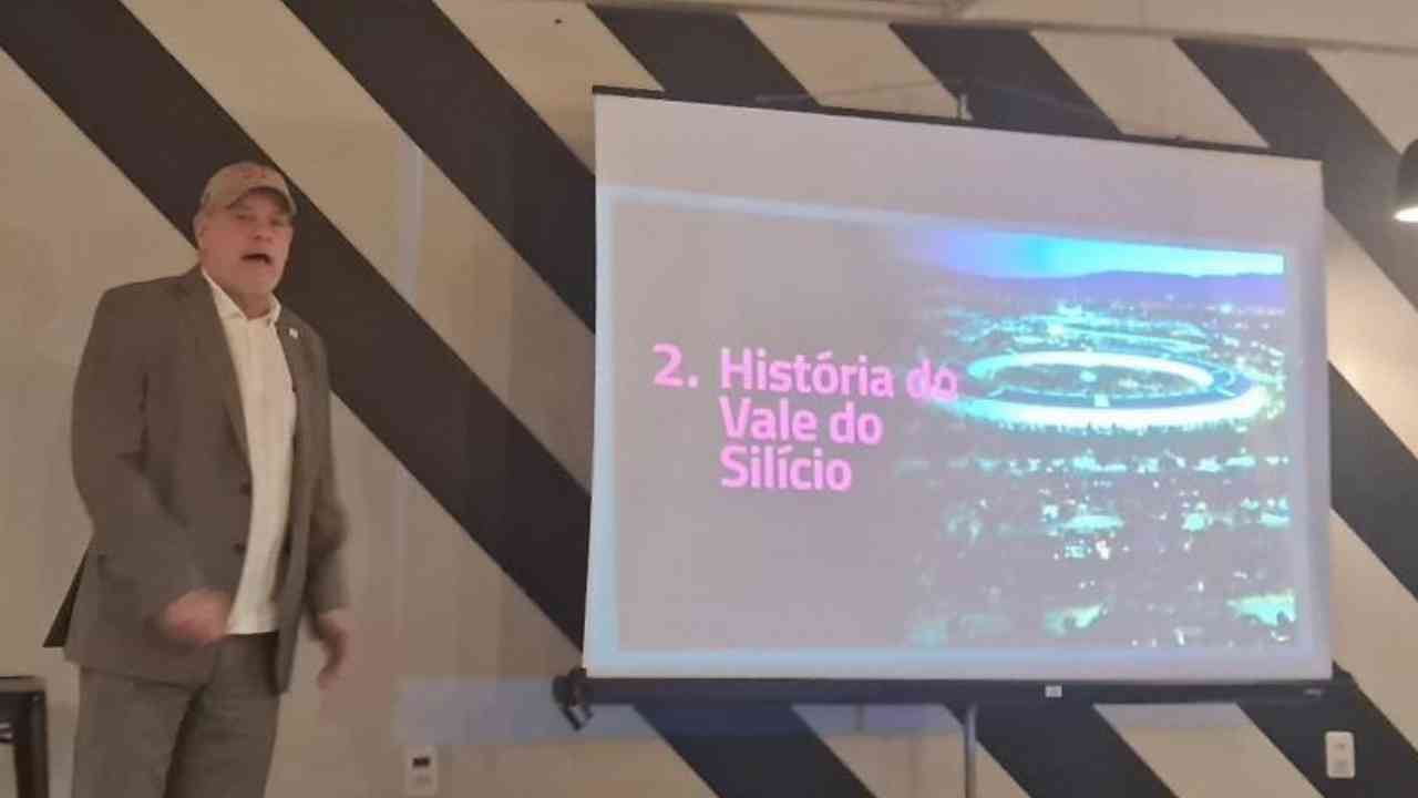 Robert Janssen fala em palestra no Centro Cultural Cauby Peixoto. Foto: Divulgação.