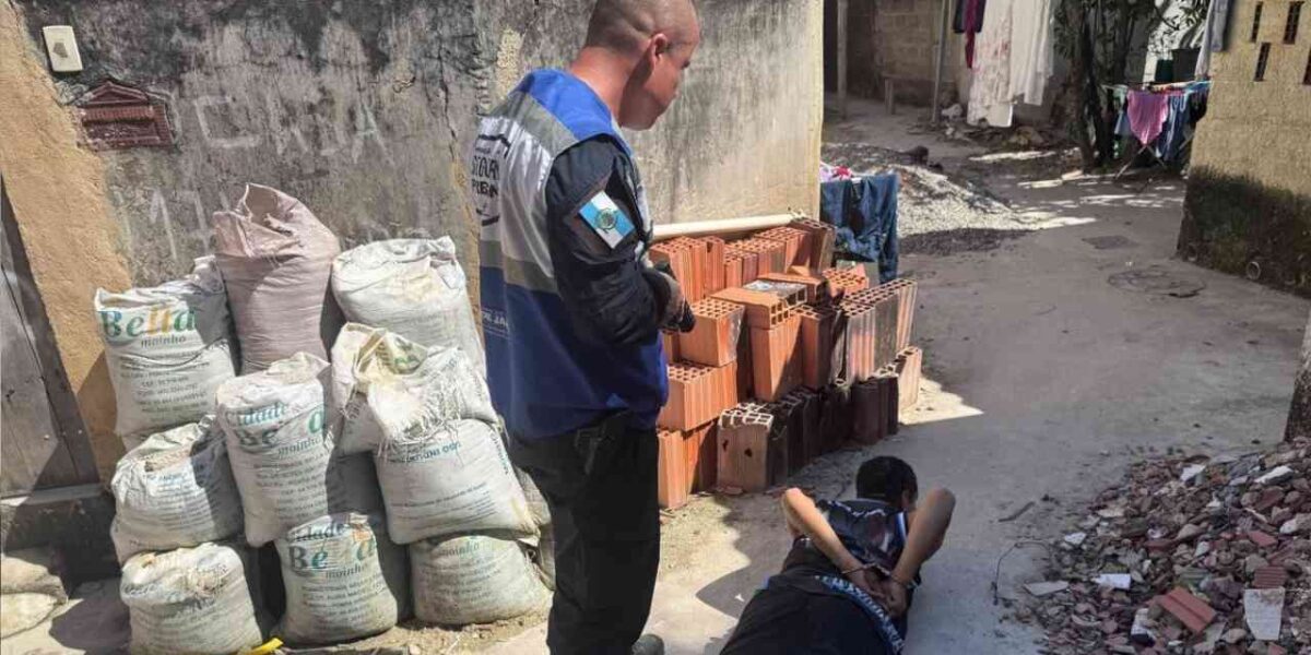 Agente do Segurança Presente prende traficante idoso em Piratininga. Foto: Divulgação/Segurança Presente.