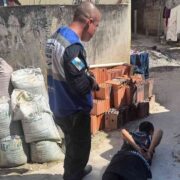 Agente do Segurança Presente prende traficante idoso em Piratininga. Foto: Divulgação/Segurança Presente.