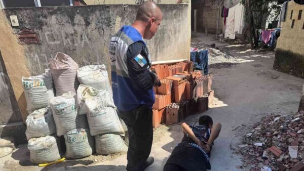 Agente do Segurança Presente prende traficante idoso em Piratininga. Foto: Divulgação/Segurança Presente.