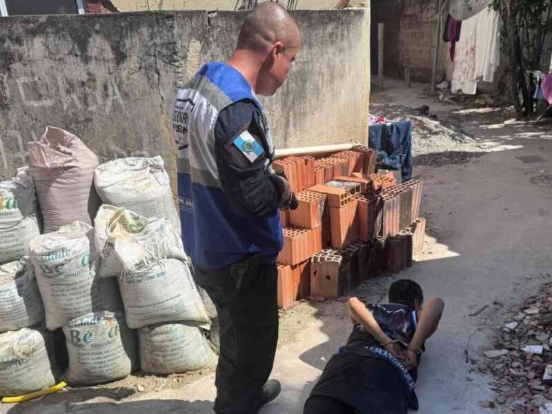Agente do Segurança Presente prende traficante idoso em Piratininga. Foto: Divulgação/Segurança Presente.