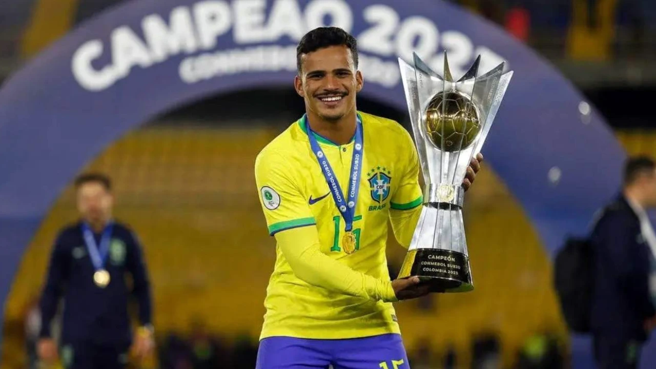Kaiki levantando troféu do Sul-Americano Sub-20 pela Seleção Kaiki levantando troféu do Sul-Americano Sub-20 pela Seleção
