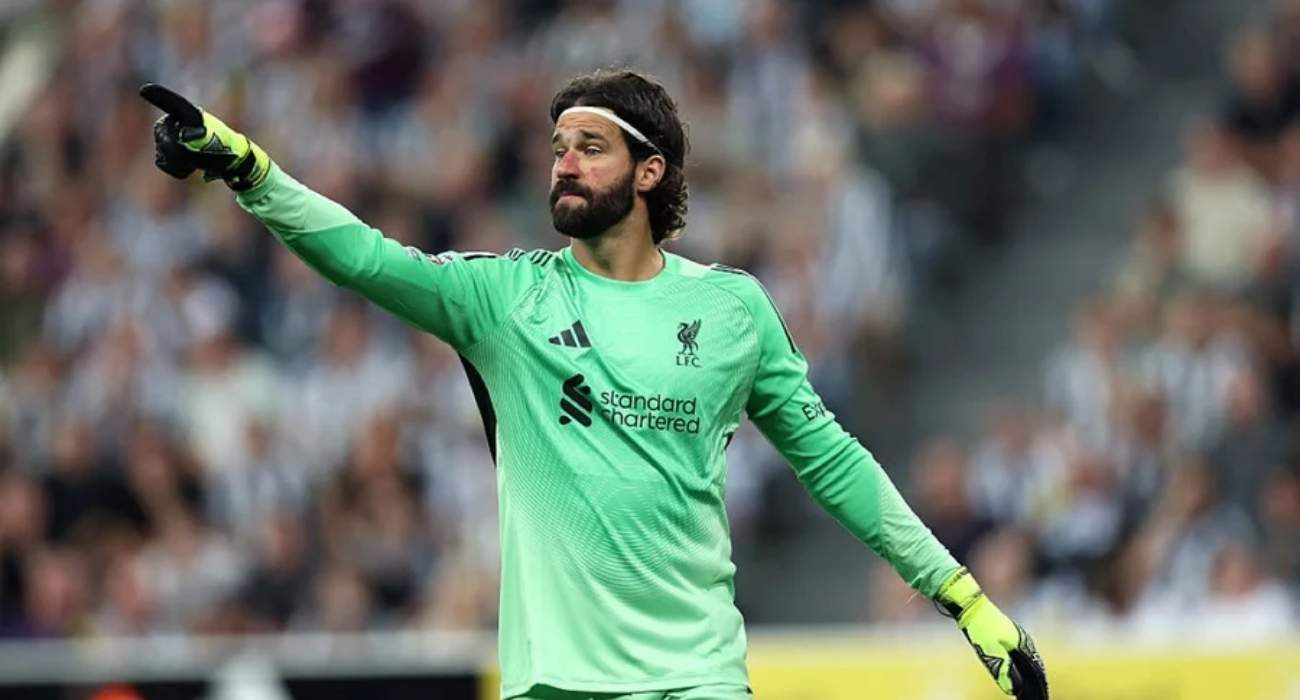 Alisson Becker durante treino do Liverpool antes de jogo da Champions League
