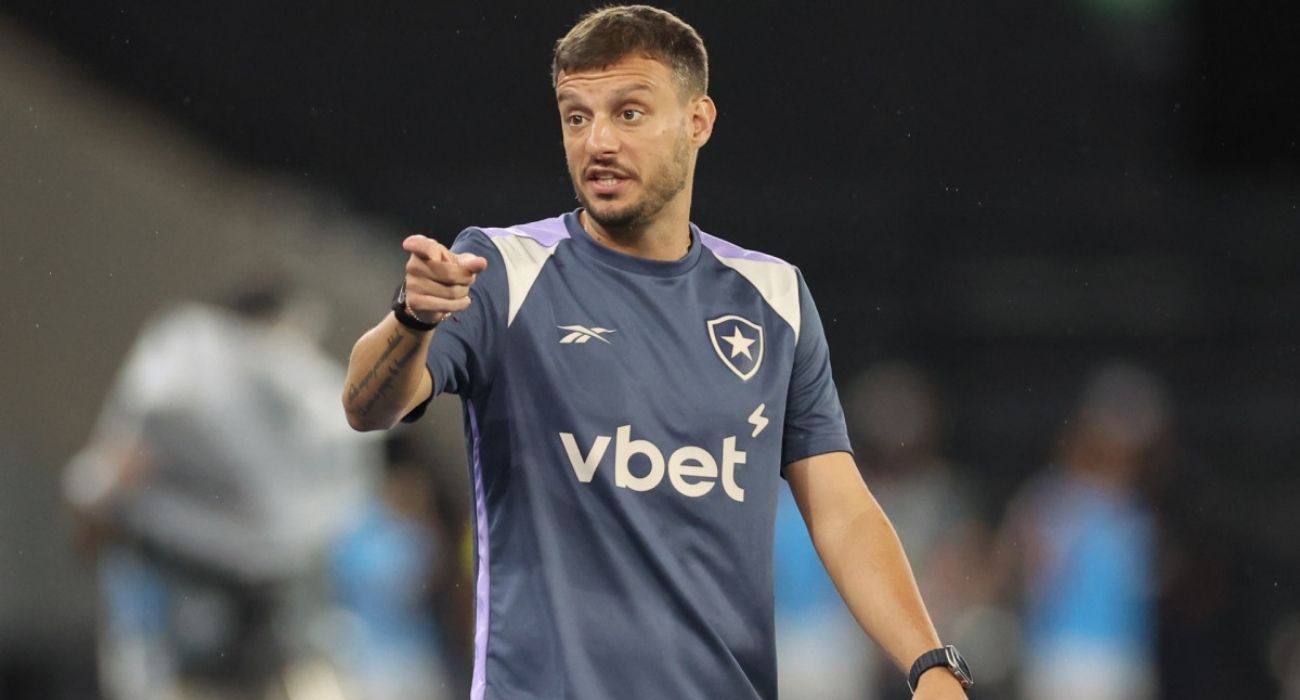 Martín Anselmi durante partida do Botafogo no estádio Nilton Santos