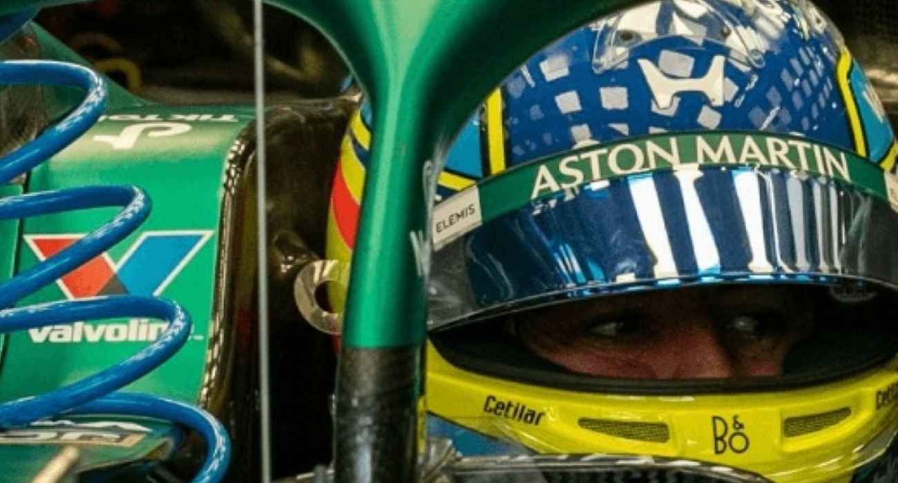 Fernando Alonso pilotando o Aston Martin AMR26 durante atividade da Fórmula 1