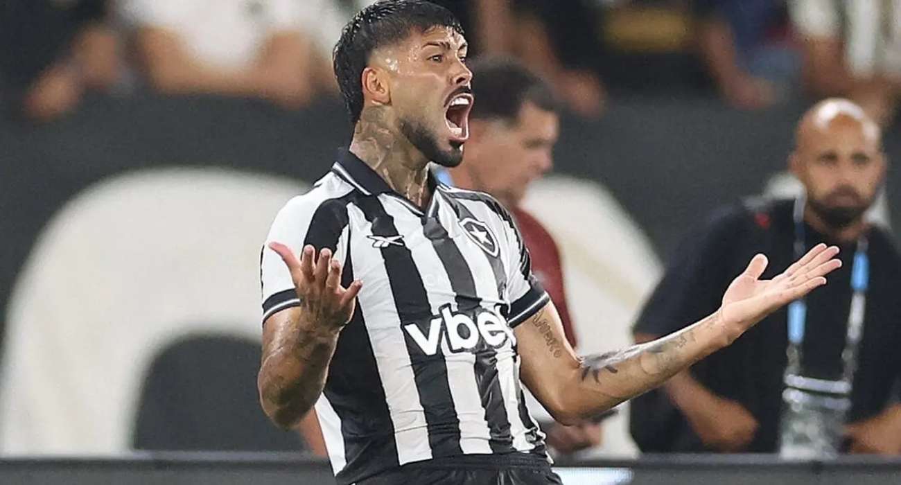 Alexander Barboza durante partida do Botafogo no Nilton Santos Alexander Barboza durante partida do Botafogo no Nilton Santos