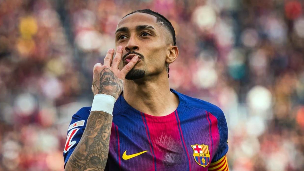 Raphinha deixa o campo com dores durante jogo da Seleção Brasileira