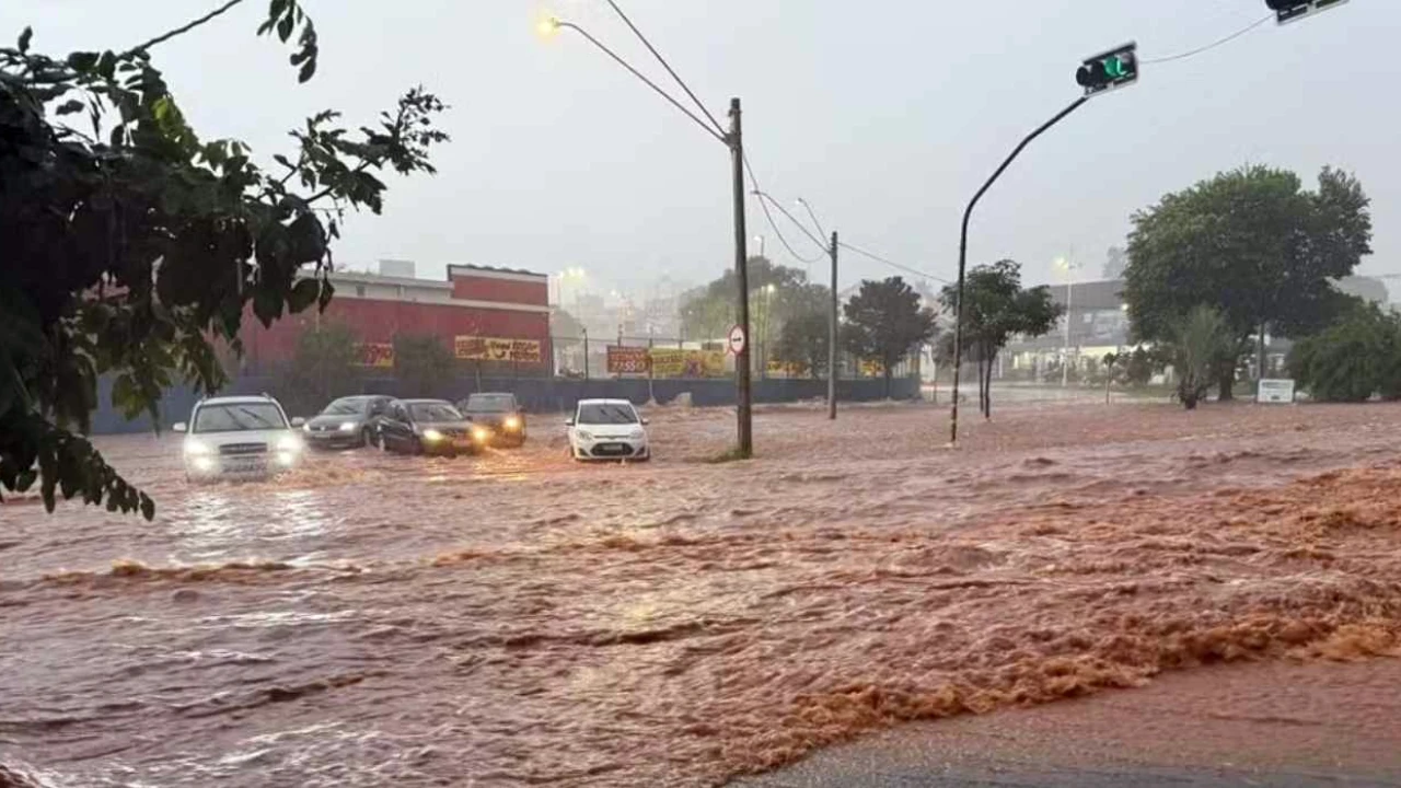 Avenida alagada em Bauru com enxurrada arrastando objetos após chuva forte Avenida alagada em Bauru com enxurrada arrastando objetos após chuva forte