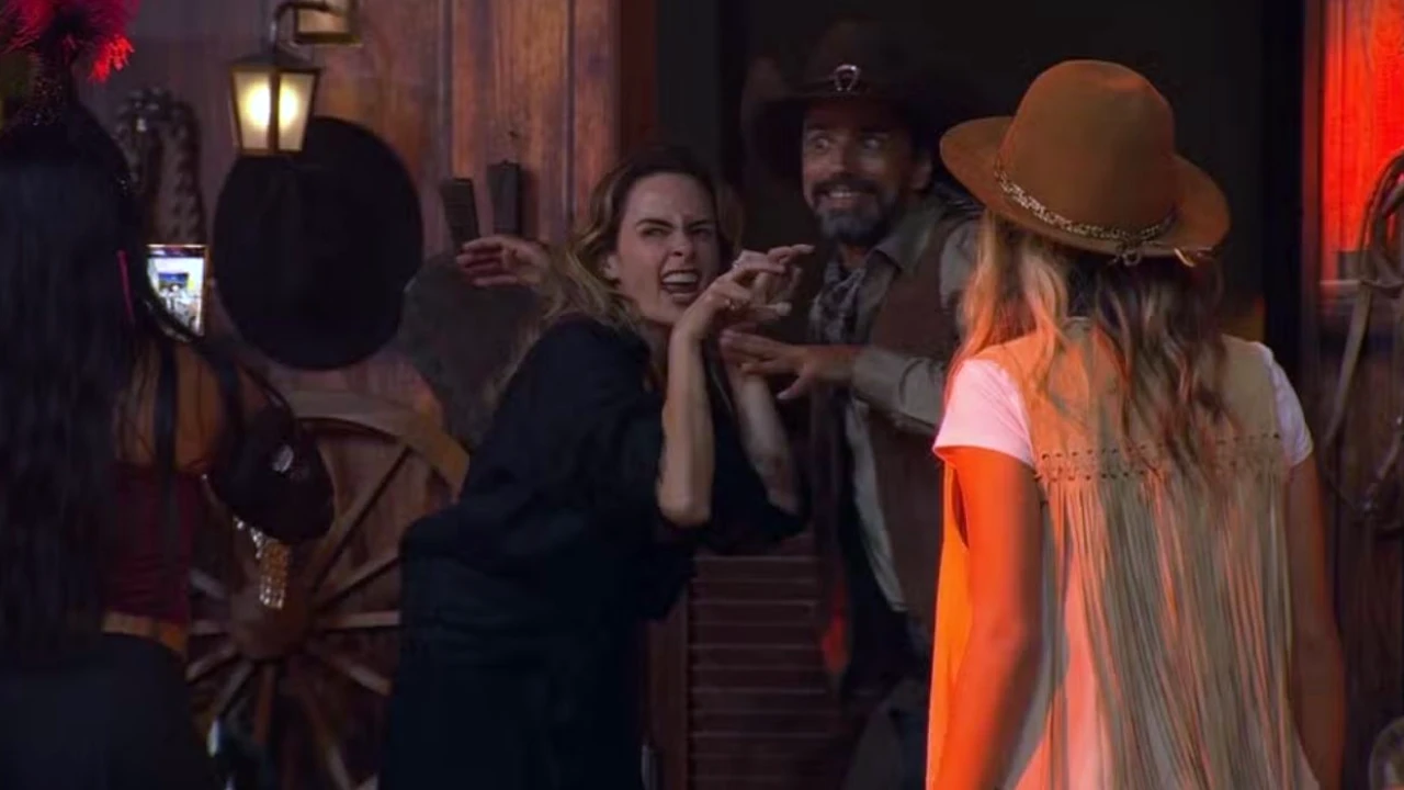 Ana Paula Renault entrando na festa do BBB e provocando participantes Ana Paula Renault entrando na festa do BBB e provocando participantes