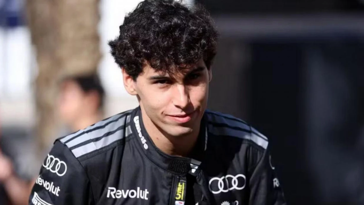 Carro de Fórmula 1 durante treino livre no circuito de Suzuka