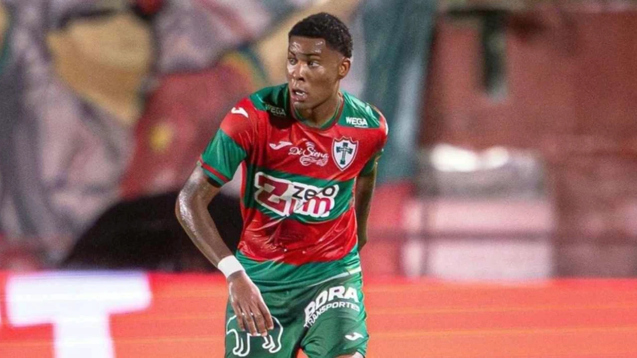 lateral Caio Roque chegando ao Rio para assinar com o Botafogo