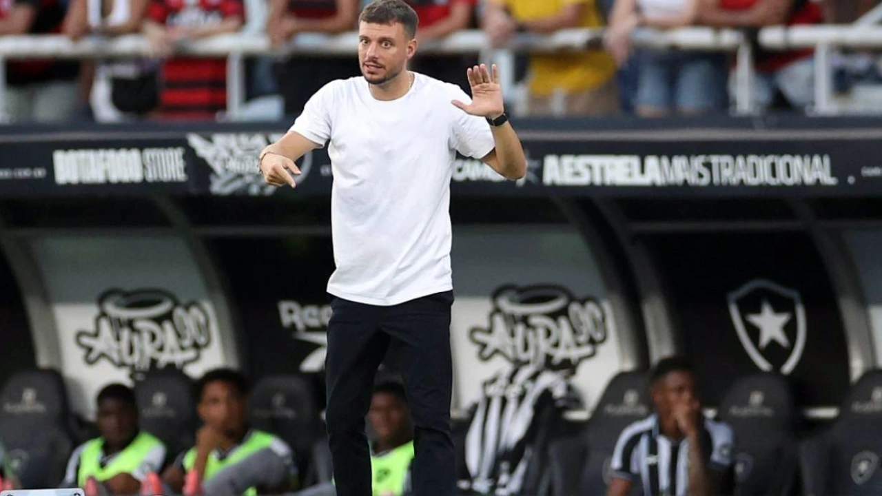Martín Anselmi durante partida à beira do campo comandando equipe Martín Anselmi durante partida à beira do campo comandando equipe