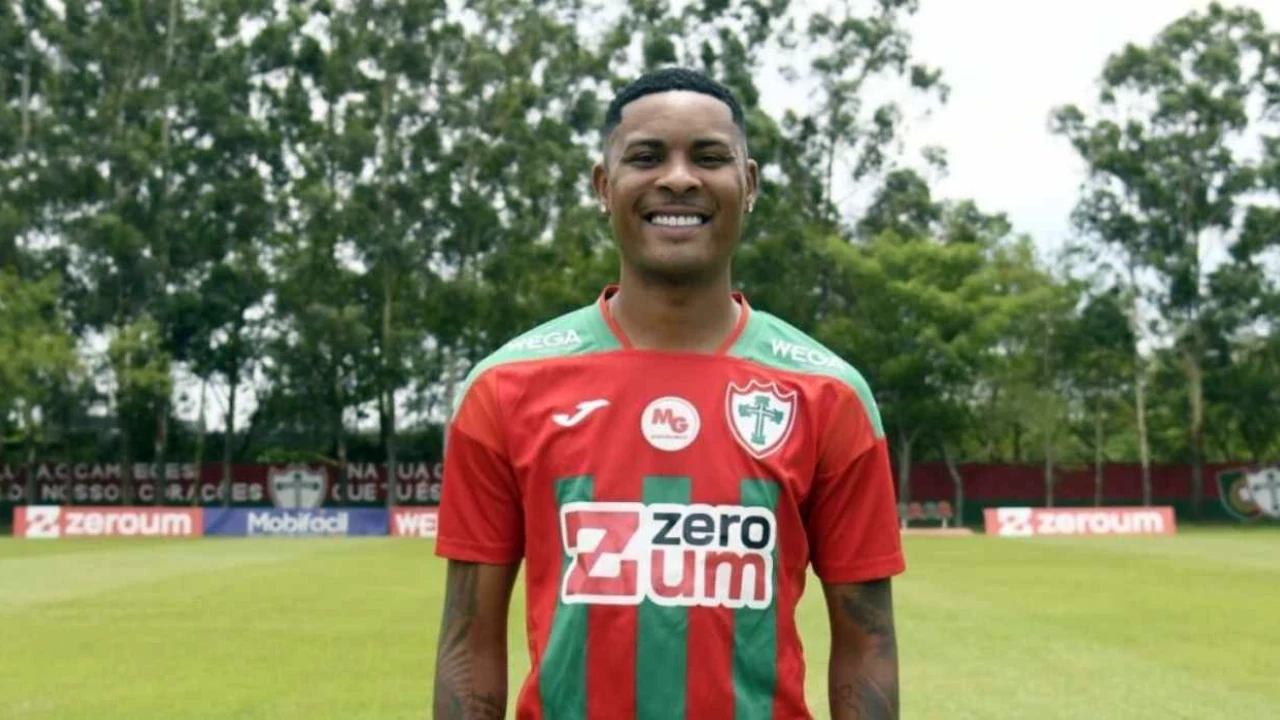 Caio Roque em partida pela Portuguesa antes de acerto com o Botafogo Caio Roque em partida pela Portuguesa antes de acerto com o Botafogo