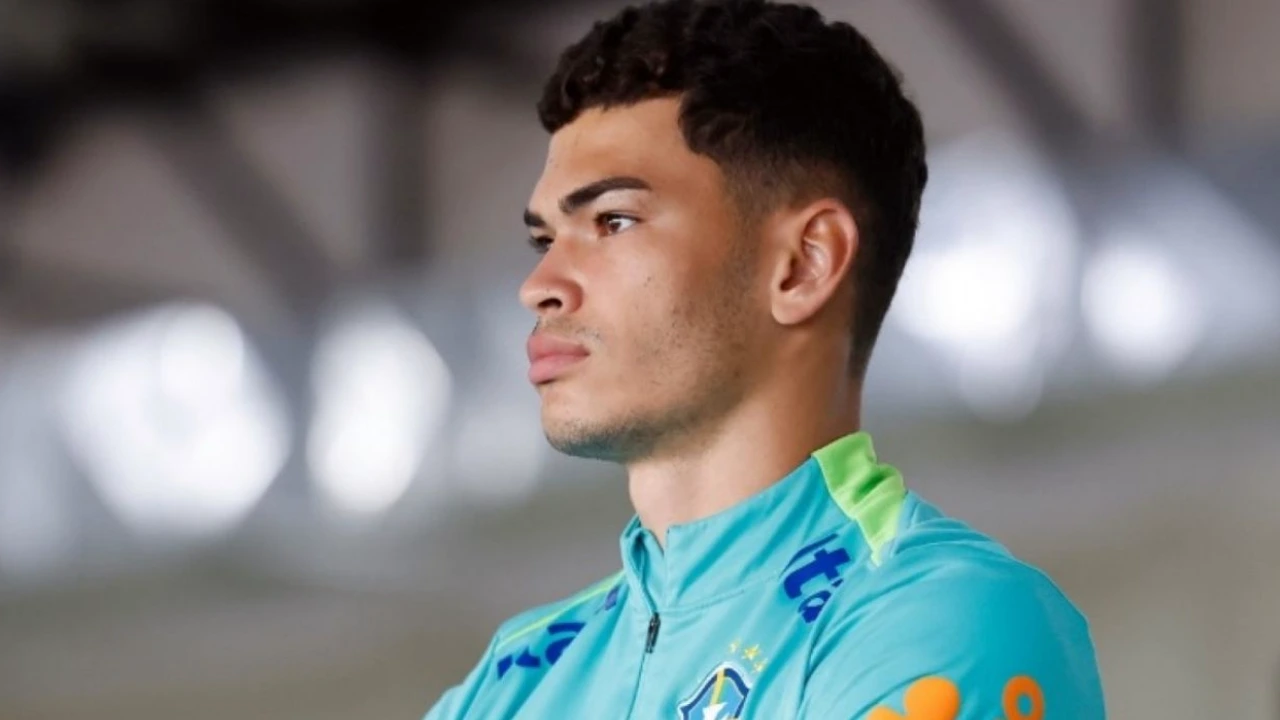 Zagueiro Anthony em ação pelo Goiás durante partida da Série B