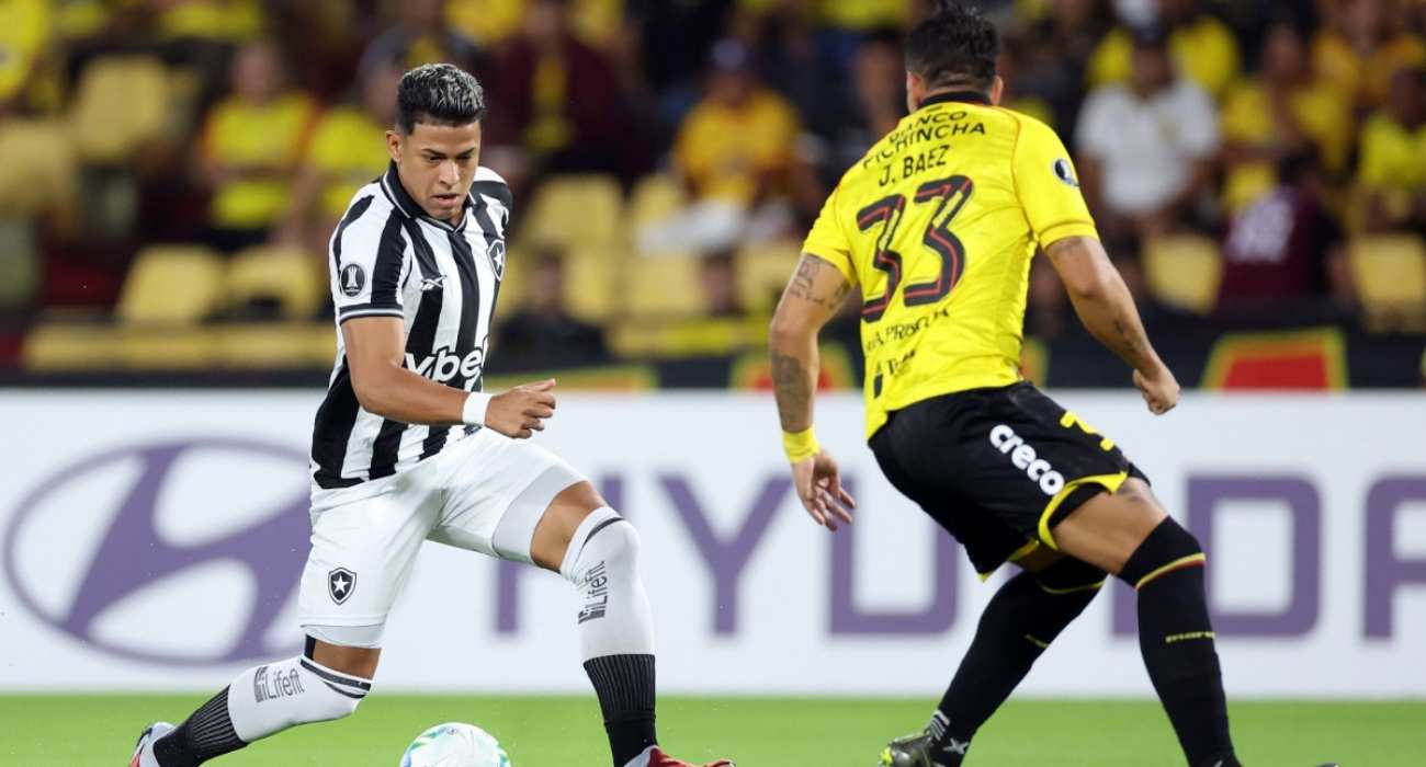 Jogadores de Botafogo e Barcelona disputam bola no Monumental Jogadores de Botafogo e Barcelona disputam bola no Monumental