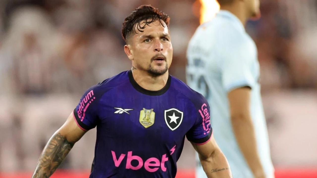 Artur em ação pelo Botafogo antes de ser emprestado ao São Paulo Artur em ação pelo Botafogo antes de ser emprestado ao São Paulo
