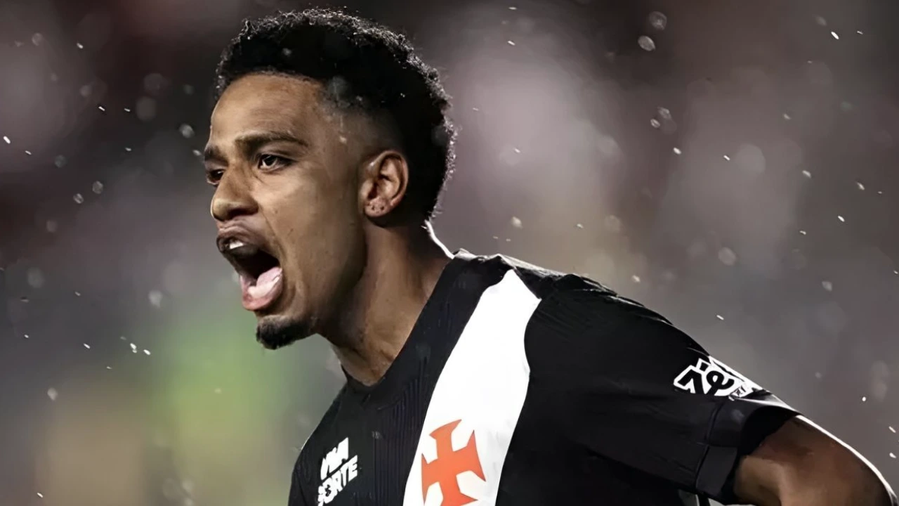 Brenner comemora gol pelo Vasco em partida do Campeonato Brasileiro