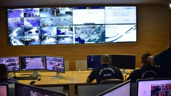 Viatura policial em área urbana da Região Oceânica de Niterói durante investigação sobre furtos de caminhonetes