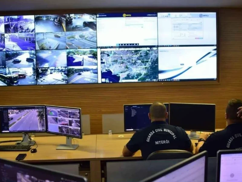 Viatura policial em área urbana da Região Oceânica de Niterói durante investigação sobre furtos de caminhonetes